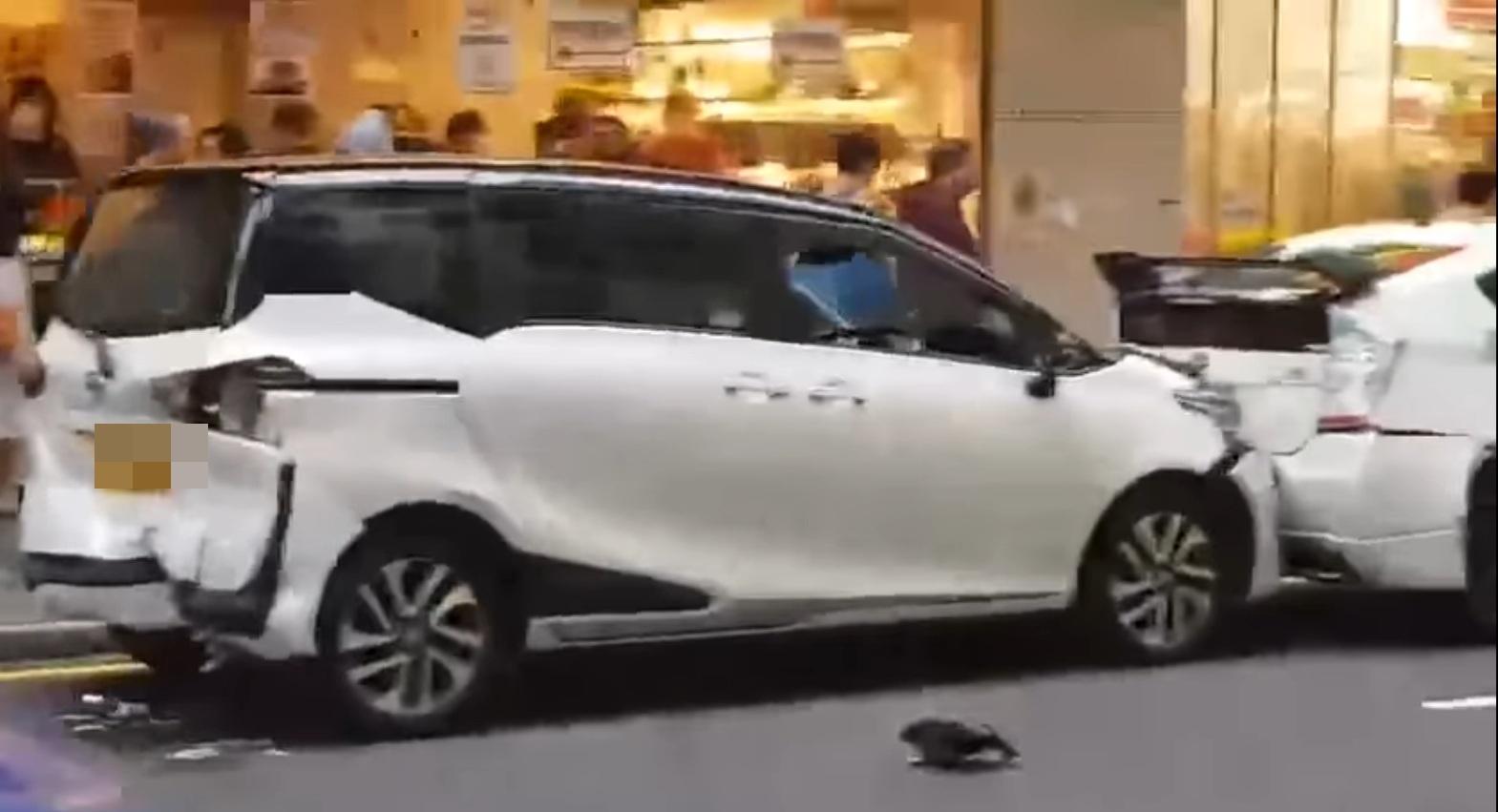 肇事的士追尾連撞私家車。(網片截圖)