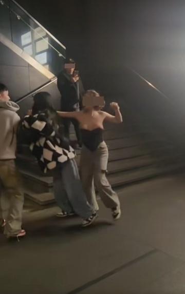 性感女揮拳打向男子。(網片截圖)