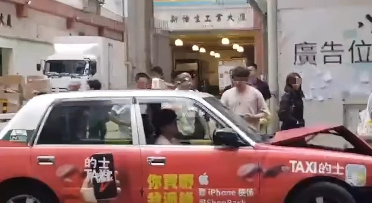 在車禍後停在路邊,車頭部分已摺起。(網片截圖)