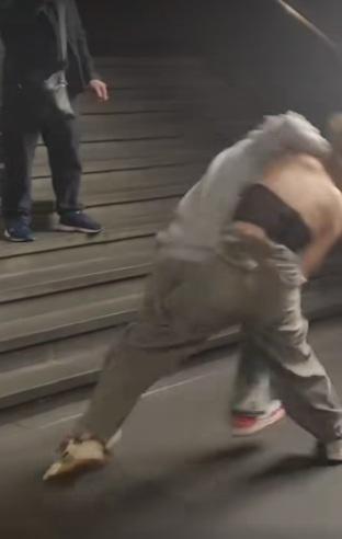 男子將女子摔落地面。(網片截圖)