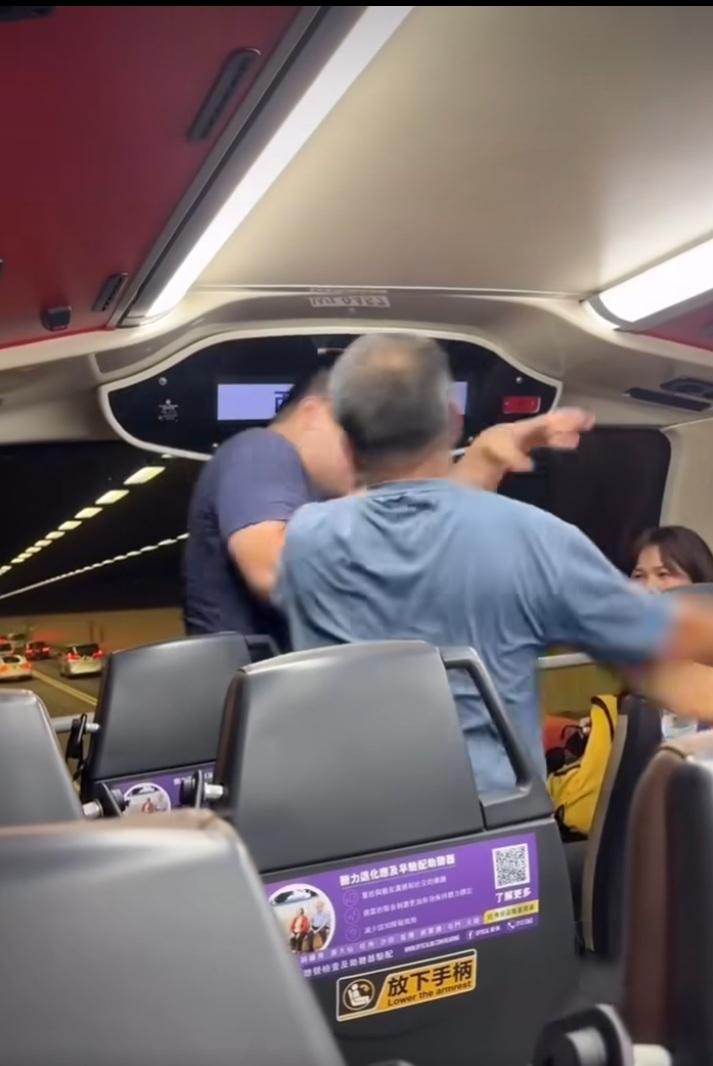 阿叔右直拳打向眼鏡哥。(網片截圖)