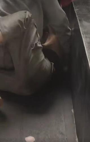 兩人如同MMA般在地上纏鬥。(網片截圖)