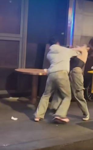 雙方拳腳相向,互有攻守。(網片截圖)