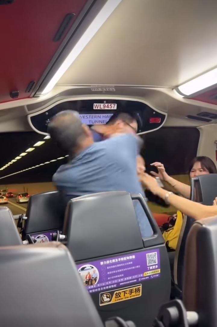 阿叔右直拳打向眼鏡哥。(網片截圖)