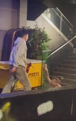 期間性感女後退時不慎跌落樓梯。(網片截圖)