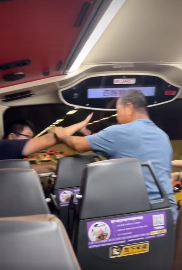 眼鏡哥被打隨即跌坐在椅子上。(網片截圖)