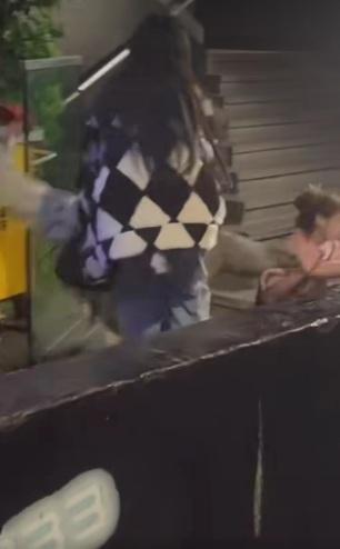 男子馬上衝前飛腳踢向女子頭部。(網片截圖)