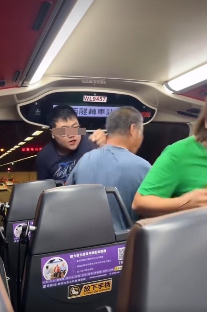 眼鏡哥還擊打阿叔。(網片截圖)