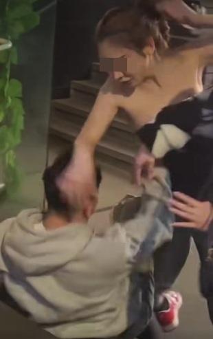 性感女更趁男子跌倒期間,出拳攻擊男子的頭部,男子則施展龍爪手胸襲女子。(網片截圖)