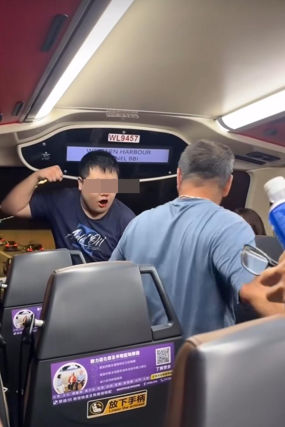 最終,眼鏡男舉起手,威嚇道:「你再打我吓?」