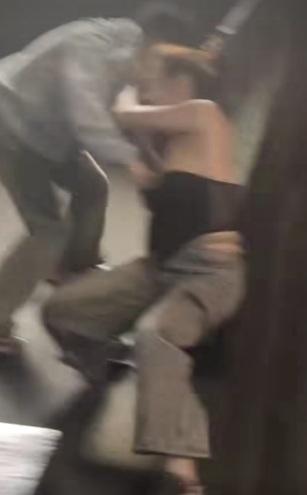 男子將女子推向牆角並摔倒在地。(網片截圖)