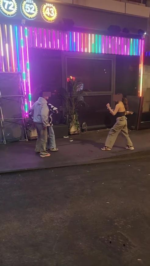 有網民貼出該影片的前轉,顯示片子男子和女子在一間酒吧外爭執的情況。(網片截圖)