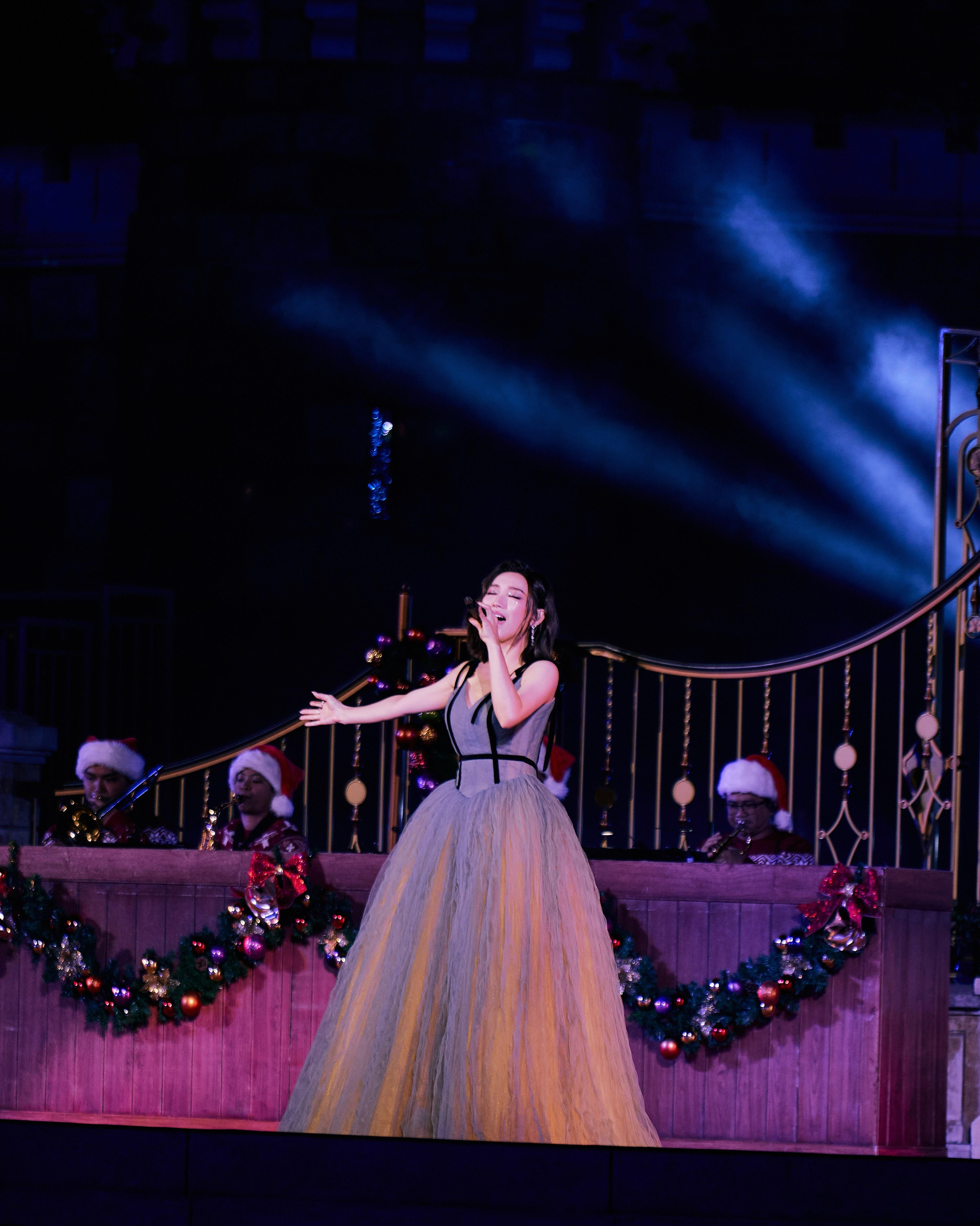 閻奕格在迪士尼城堡前獻唱,讓她大喊超夢幻!