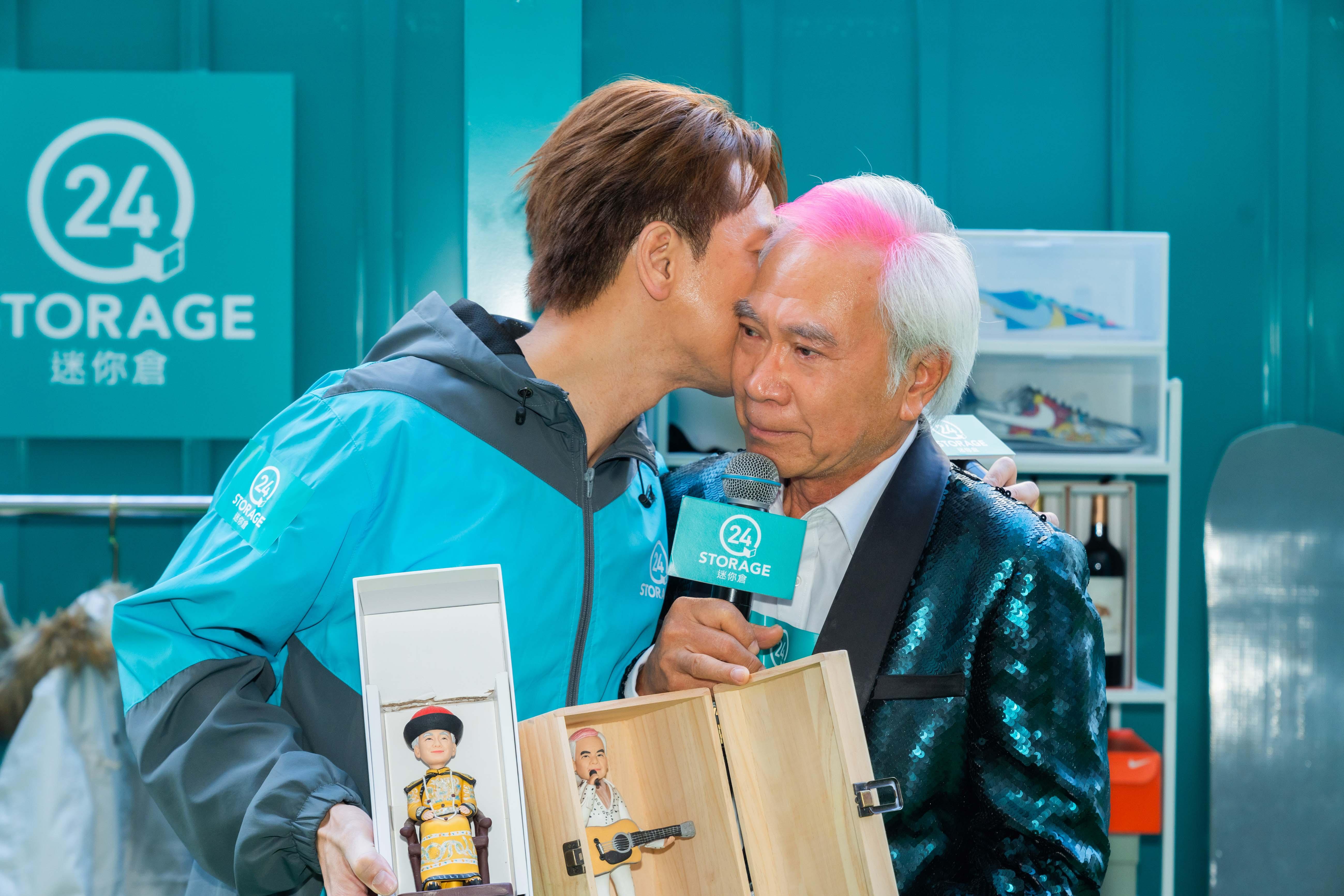 看著未婚妻Chris送的禮身,基哥突然淚灑迷你倉,馬明即上前安慰。