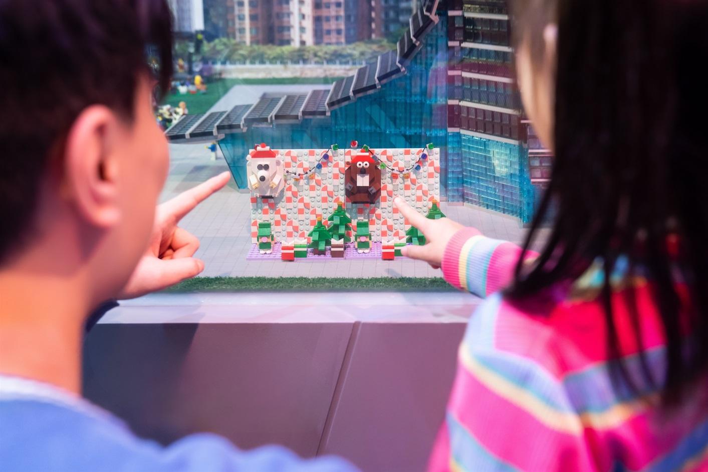 參加者鬥快找出三組指定聖誕場景,可贏取由香港樂高探索中心為各位準備的驚喜。