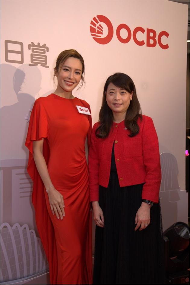 張曦雯與華僑銀行香港零售銀行業務主管李貴莊合照。