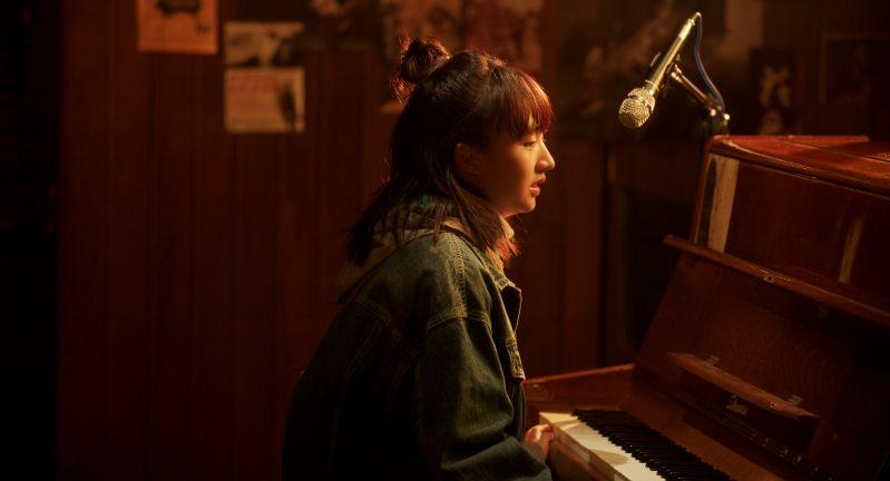 許恩怡戲中那份活力十足的表現非常討喜且吸引,導演非常懂得捕捉她的青春與靈動,第一次擔任女主角展現出多面向與強大吸引力。