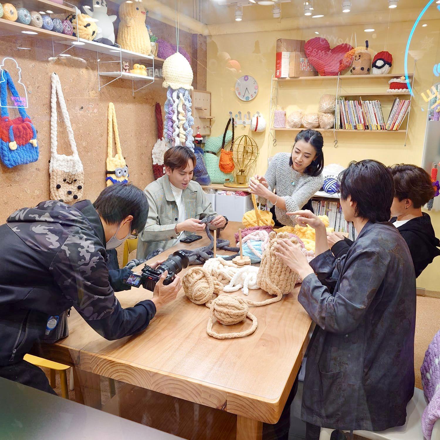 甘比以一站式鈎織店品牌創辦人及創意總監身份指導主持們鈎織愛心禮物。