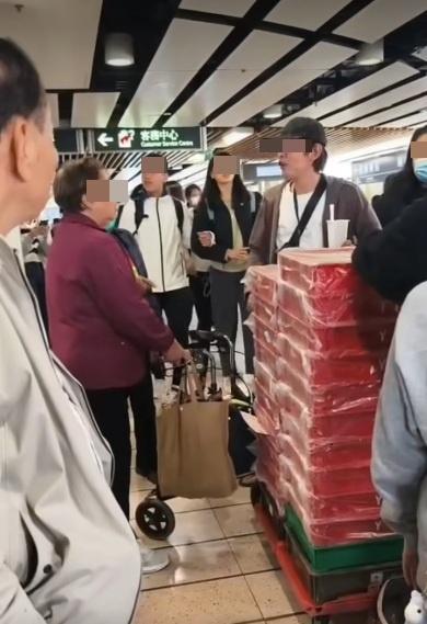 男子首先勸母親回家。(網片截圖)