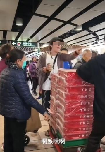 男子憤怒地指向送貨員。(網片截圖)