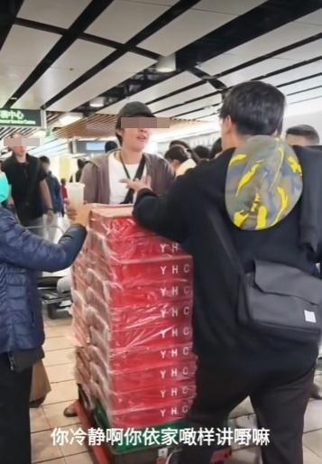 送貨員要求男子冷靜。(網片截圖)