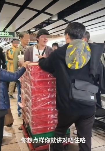 男子與送貨員繼續對峙。(網片截圖)