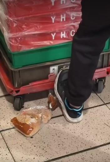 此時路人指出地上有麵包。(網片截圖)
