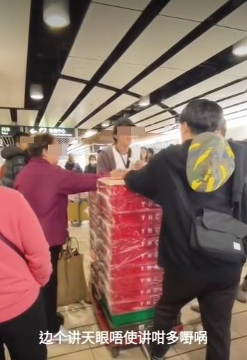 送貨員要求看天眼。(網片截圖)