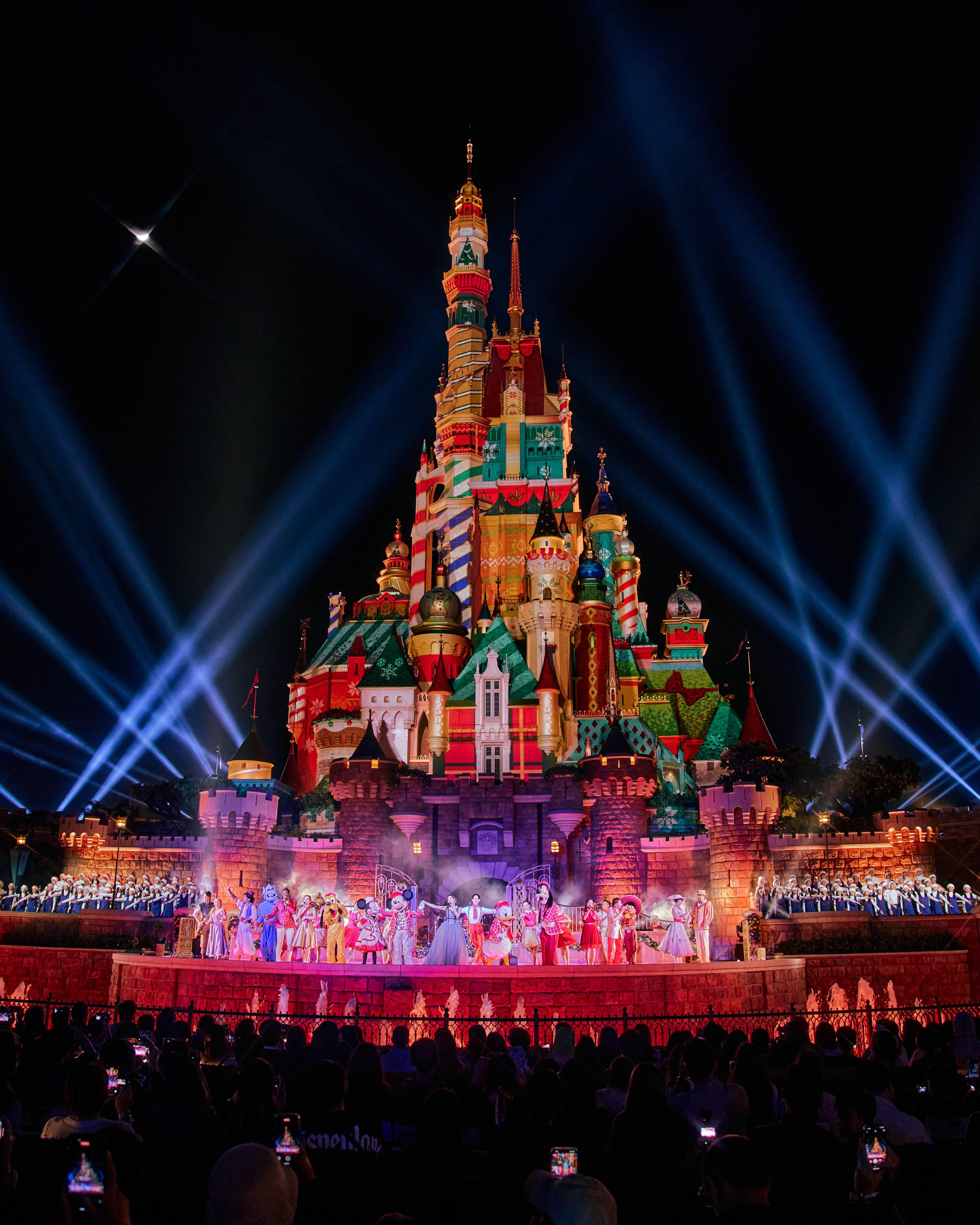 閻奕格在迪士尼城堡前獻唱,讓她大喊超夢幻!