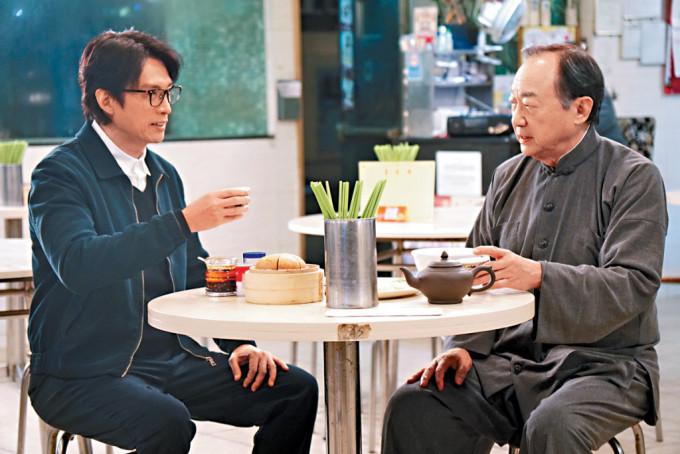 《破.地獄》許冠文跟黃子華在舊式茶居唱的那一場《客途秋恨》,父母一輩一提起歌名便會唱「涼風有信 秋月無邊」,如今我們會改口唱「今日天隔一方難~見~面~」