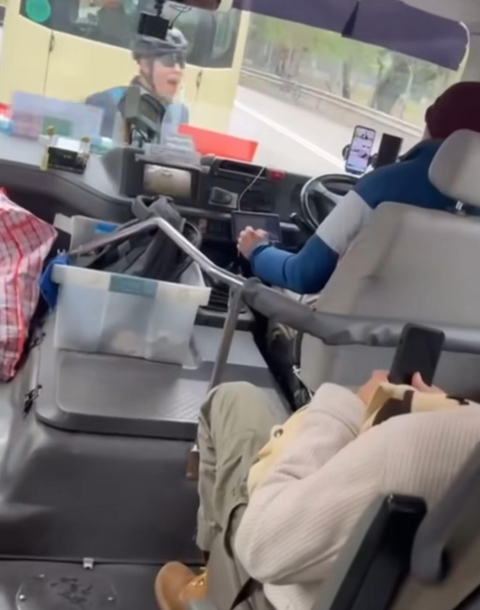 網上熱話|疑阻路被「呠」發爛渣,單車友爆粗舌戰小巴司機。(網片截圖)