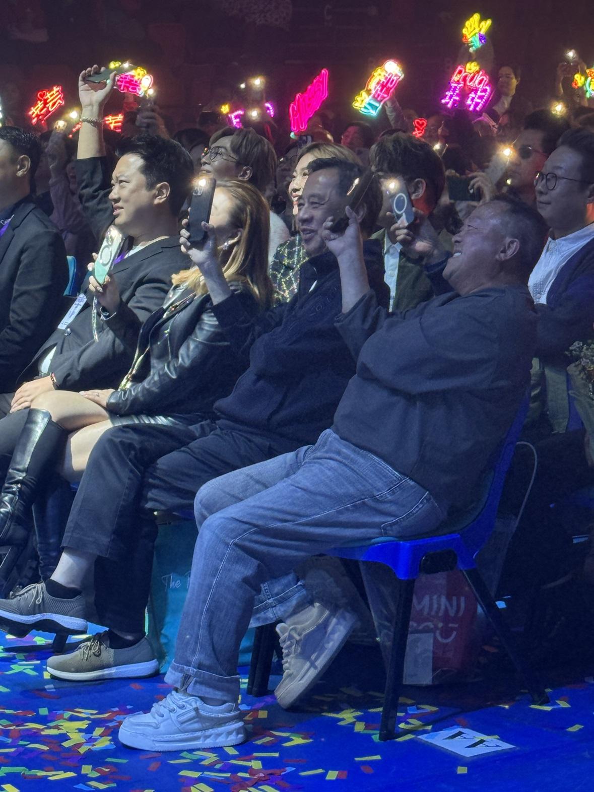 志偉觀看得十分投入,更舉手機支持自己帶出來的歌手。