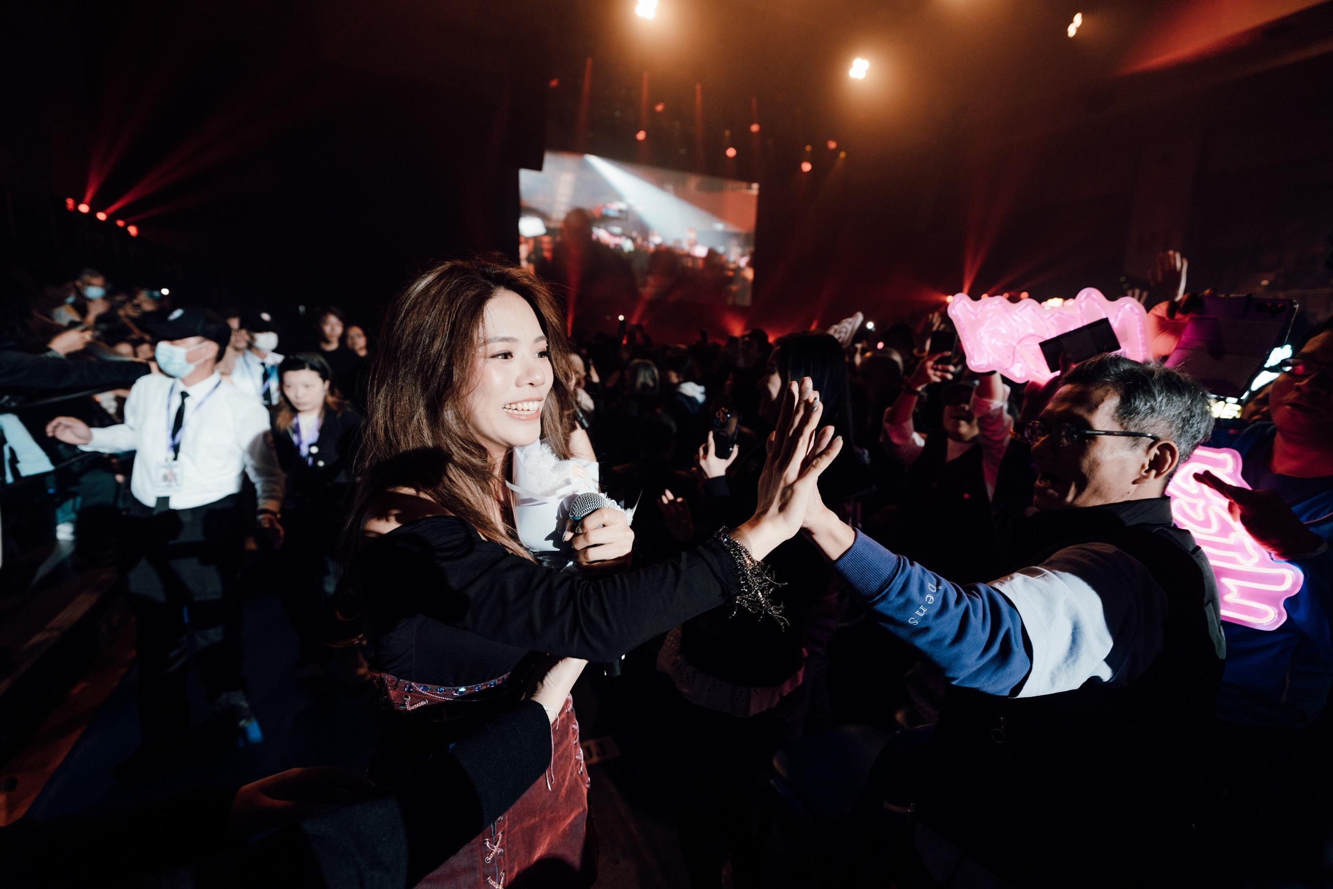 MISSY走下台,與全場歌迷打成一片。