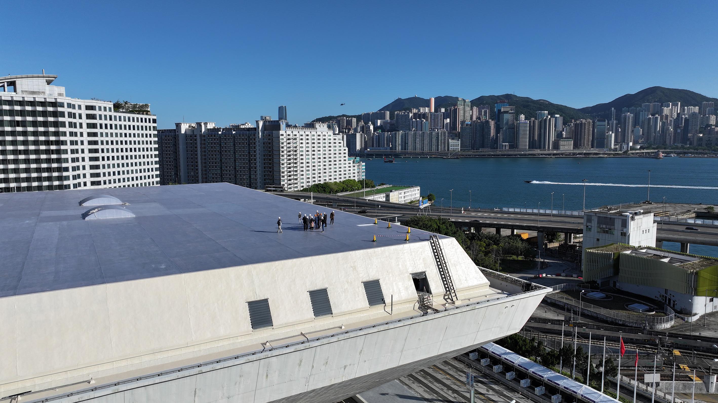 未來一年,我們與相關部門會持續監測場館室內溫度和空調耗能等數據,並檢視實地測試結果和評核成本效益。