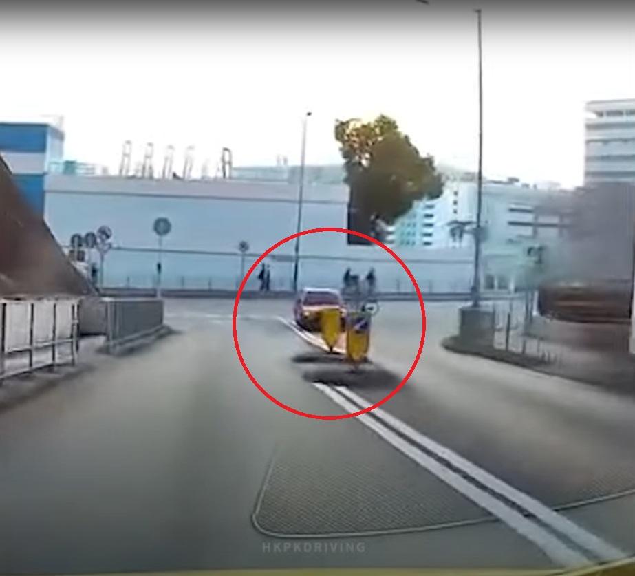 車Cam直擊|單車友疑收掣不及,在荔景山路攔腰撞的士。(網片截圖)