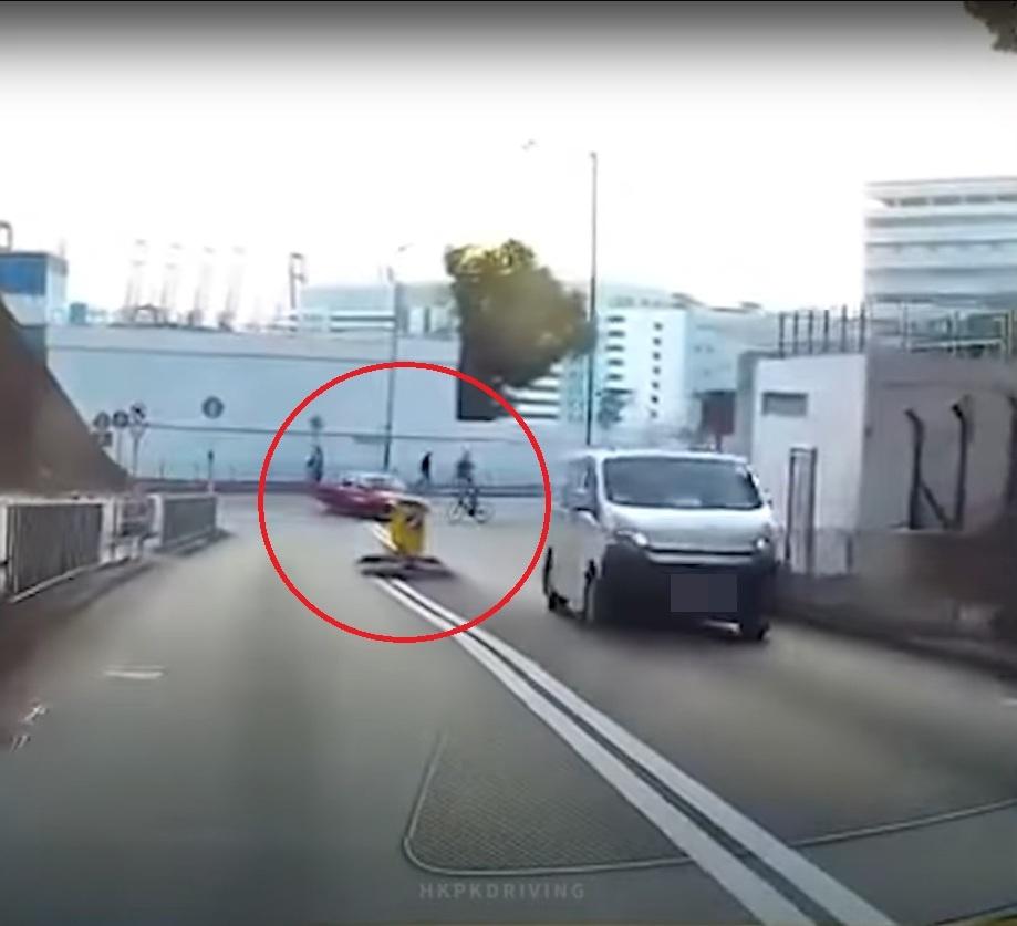 車Cam直擊|單車友疑收掣不及,在荔景山路攔腰撞的士。(網片截圖)