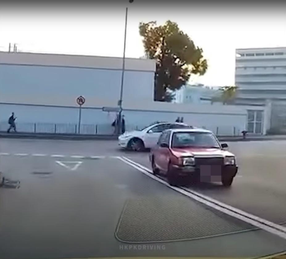 車Cam直擊|單車友疑收掣不及,在荔景山路攔腰撞的士。(網片截圖)