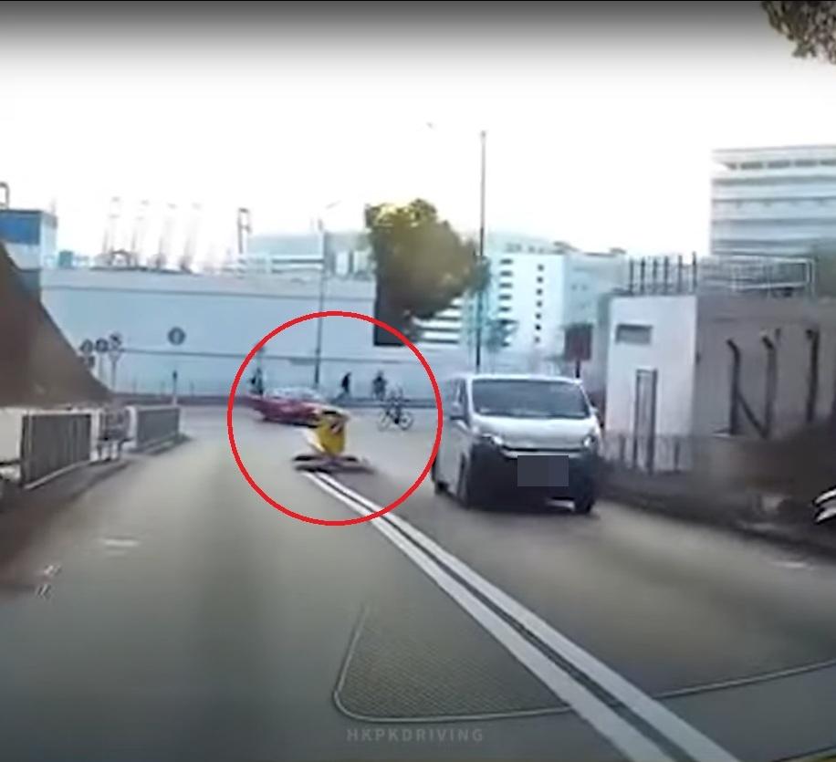 車Cam直擊|單車友疑收掣不及,在荔景山路攔腰撞的士。(網片截圖)