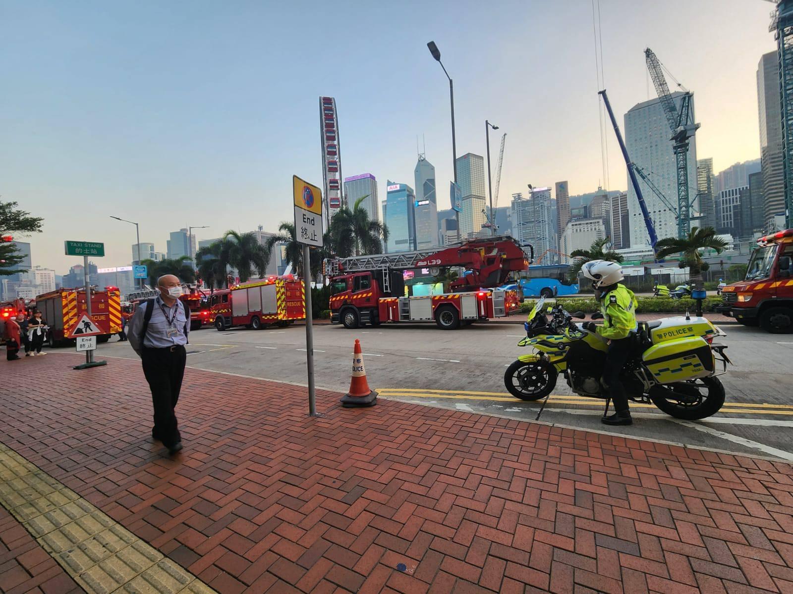 現場可見有多部消防車停泊。(香港突發事故報料區@fb圖)