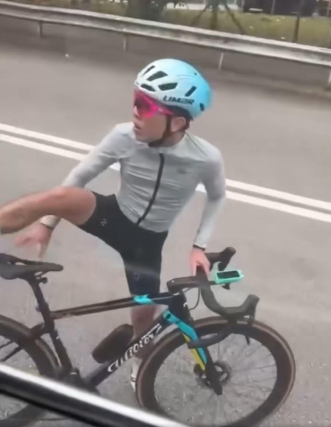 其中一名單車友下車。(網片截圖)