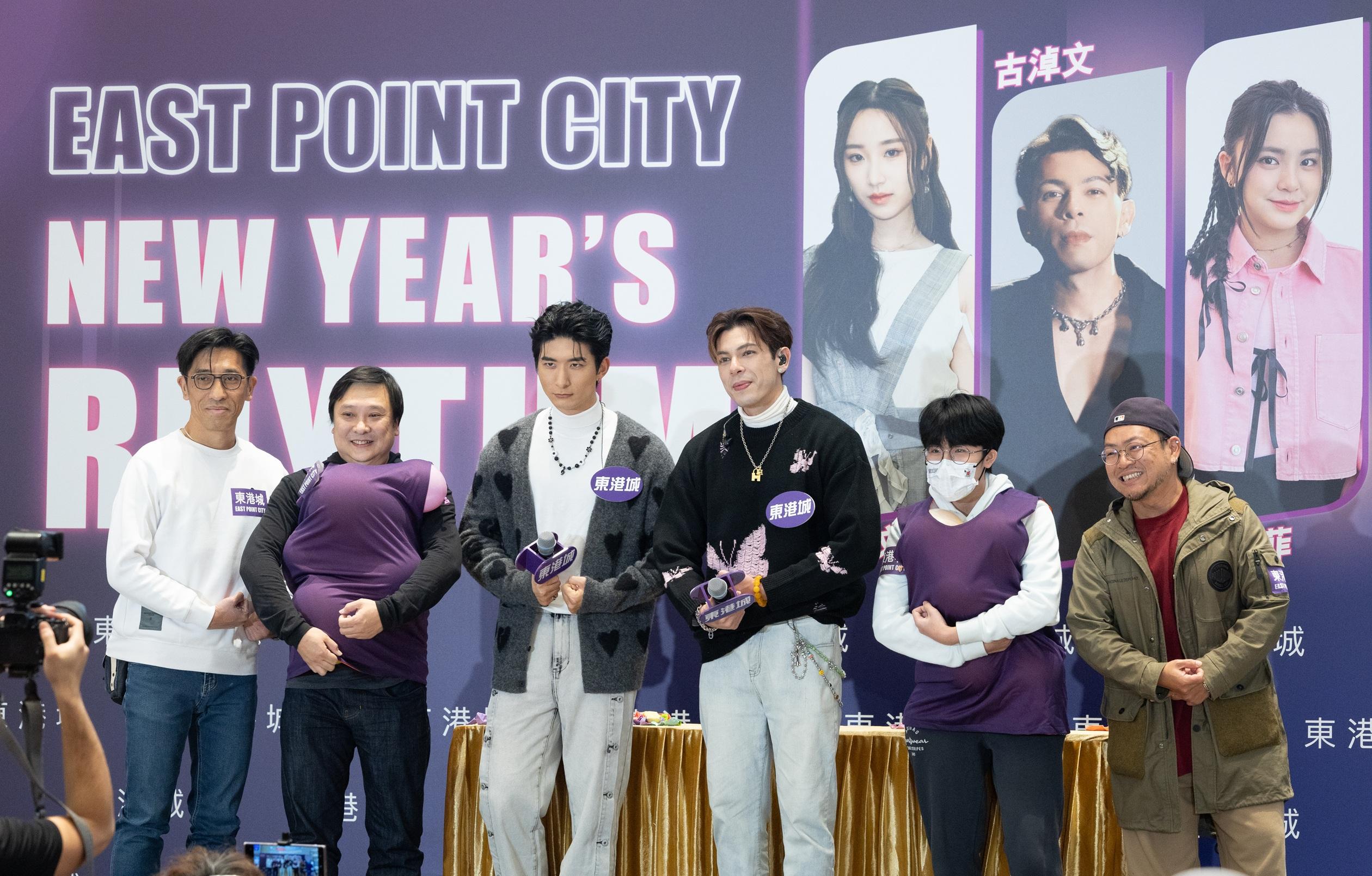 German與Aska,和兩位男fans玩抄變肌肉男遊戲。(蘇文傑攝)