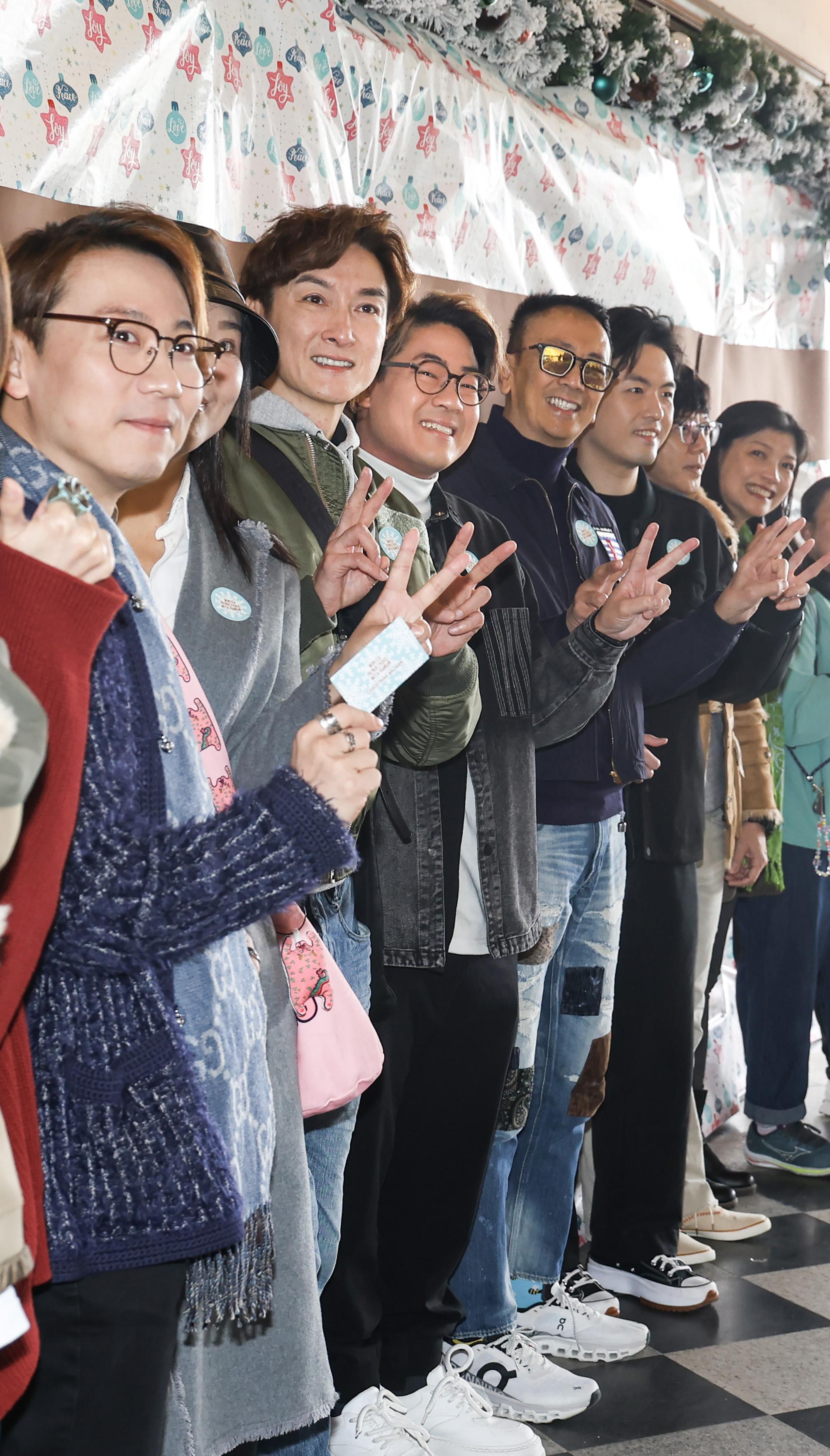 啟豪請嚟對自己重要嘅人見證開幕。