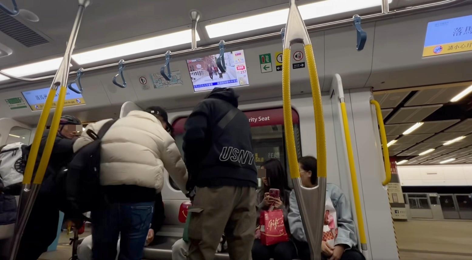 男子轉身要求小童說:「喂,你坐正啲啦!」(網片截圖)