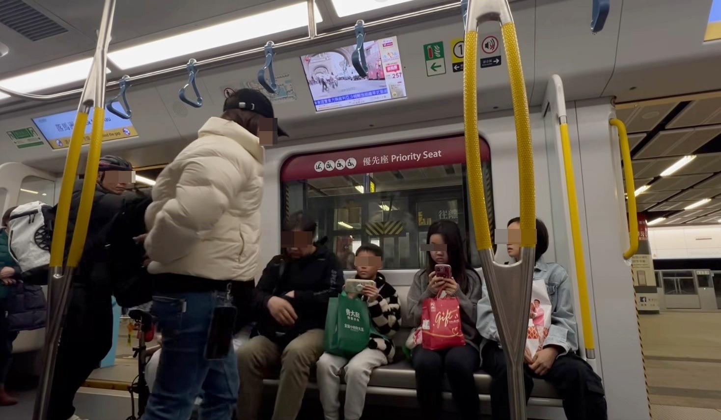 男子隨後坐在小童旁邊的關愛座上。(網片截圖)