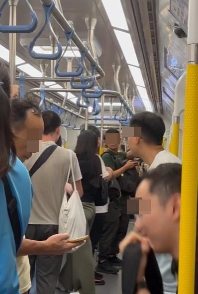 其他乘客亦疑似到站起身離開。(網片截圖)