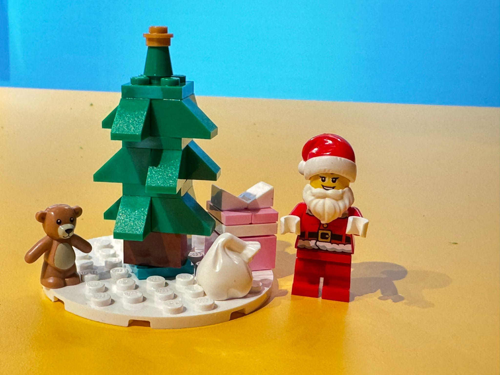 於創意工作坊跟隨樂高拼砌達人團隊學習,拼砌理想聖誕樹情景。