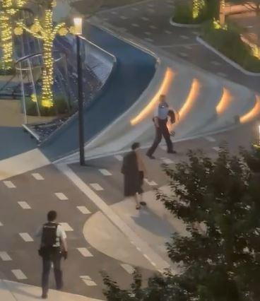 警員一度越過男子,喝令他停下,但男子未有理會。(網片截圖)