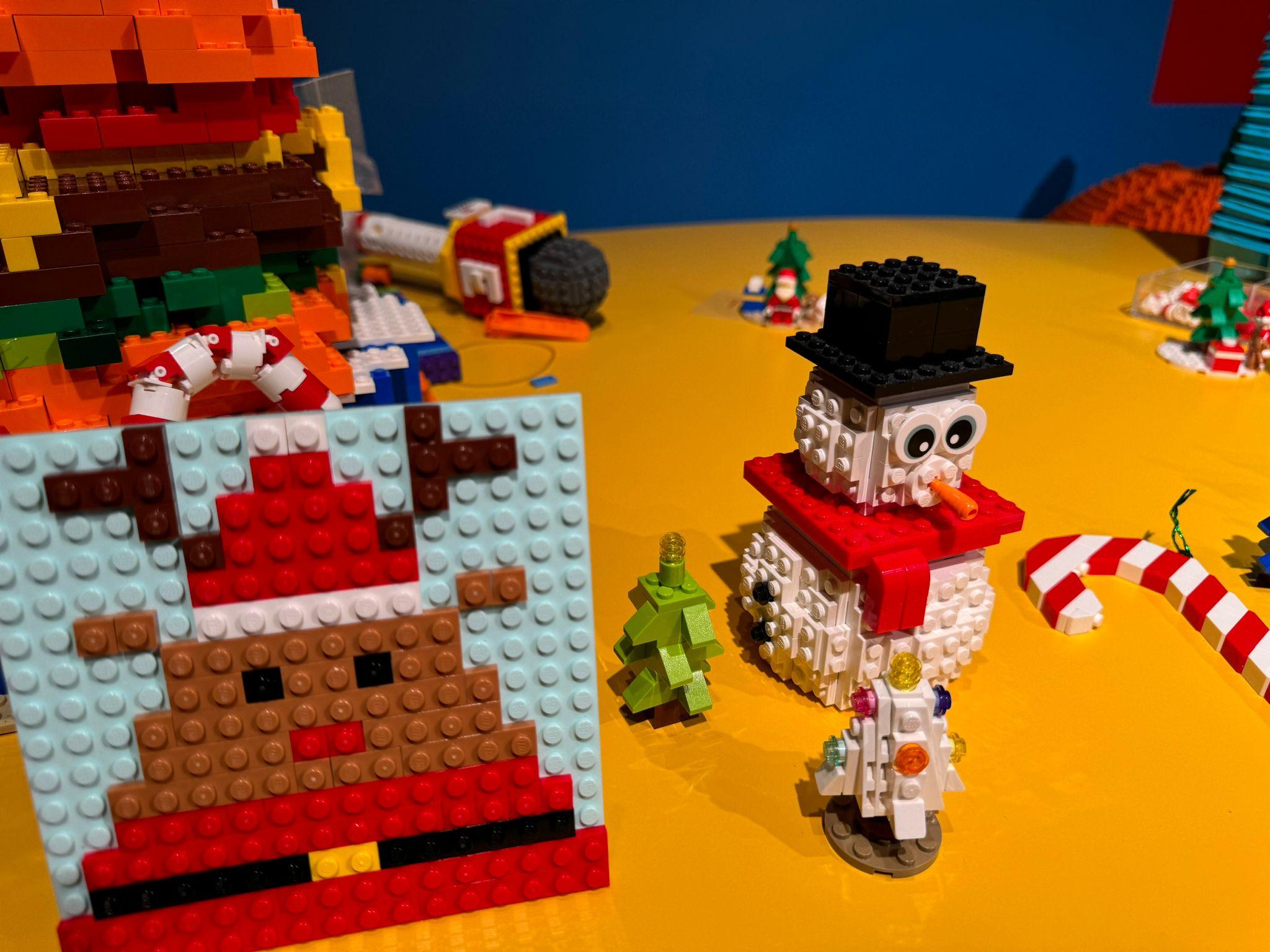 小朋友可於探索中心,拼砌各式各樣聖誕場景與小物。