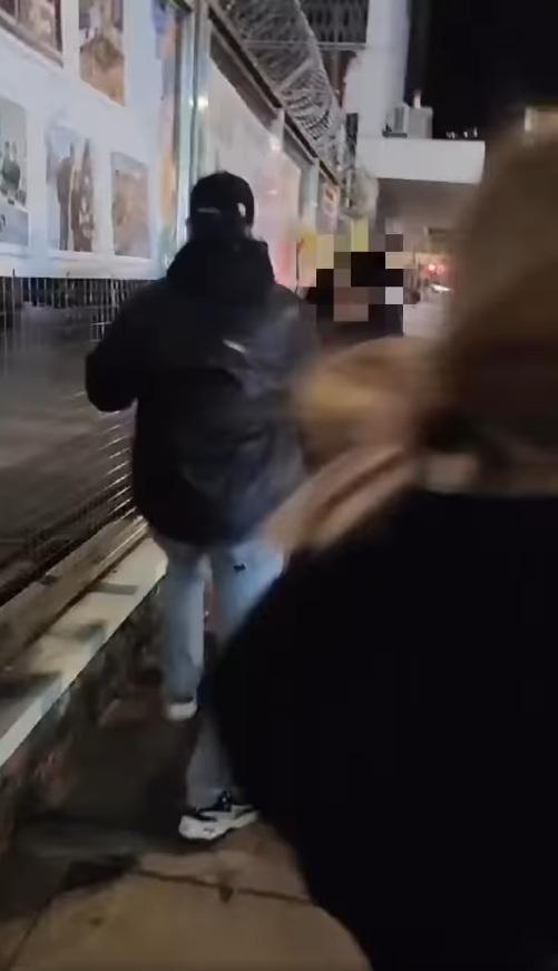 兩名黑衣男子不斷追打短褲男。(網片截圖)