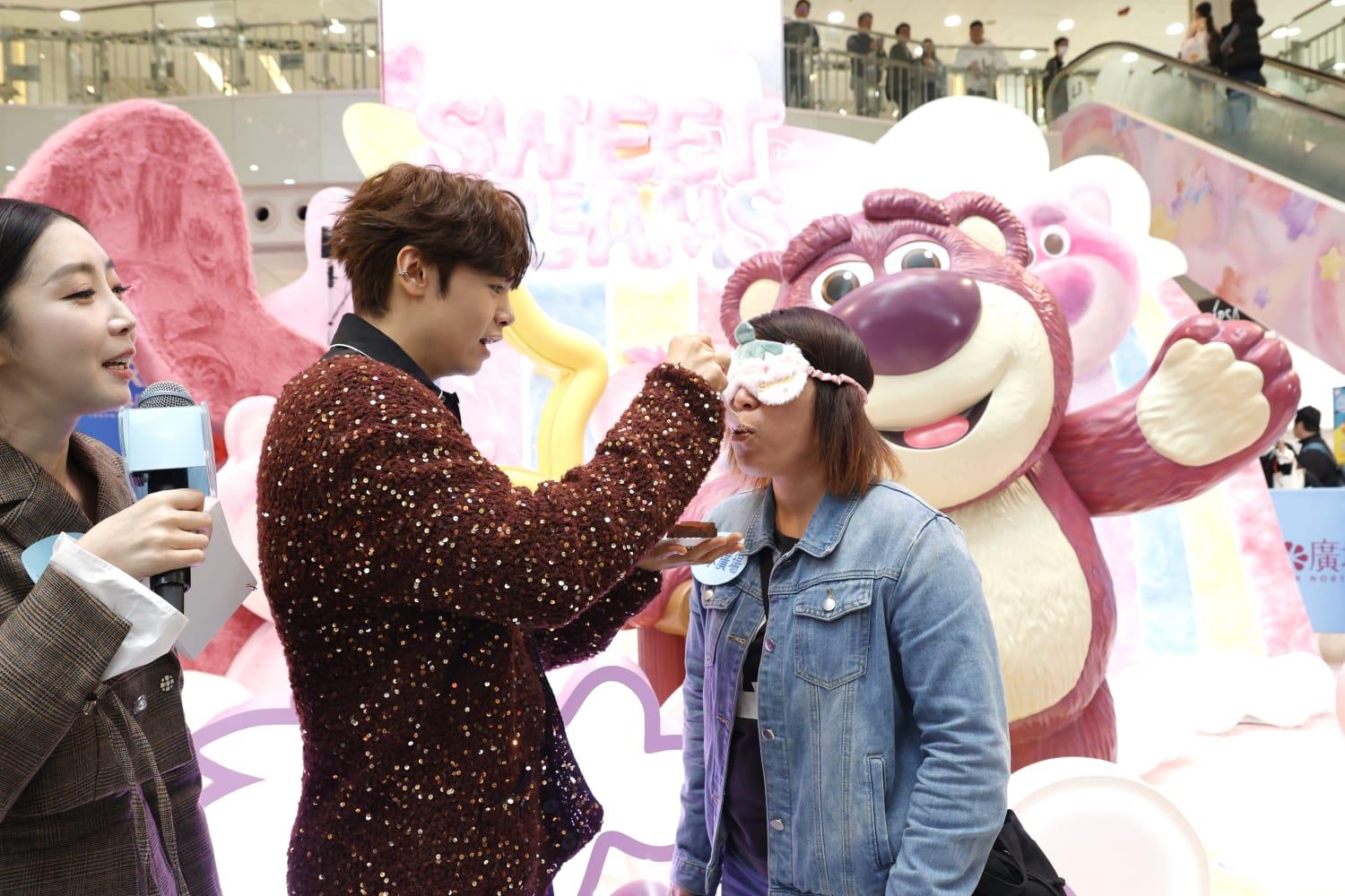 Archie除了獻唱《老派約會之必要》、《給你幸福所以幸福》外,又餵食歌迷,非常寵粉。(林俊源攝)